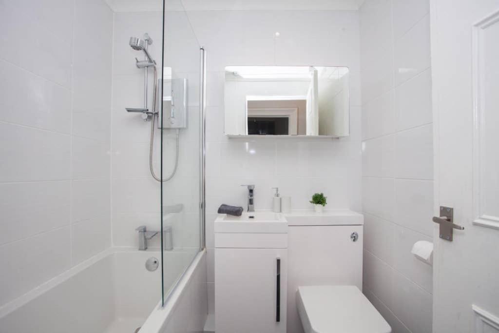 The Warwick Apartment Greenock Esterno foto